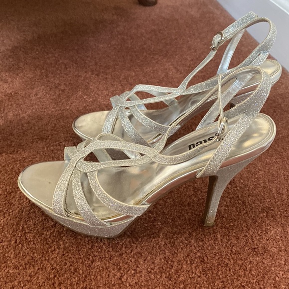 Unlisted Sparkly Silver Heals - Picture 2 of 5